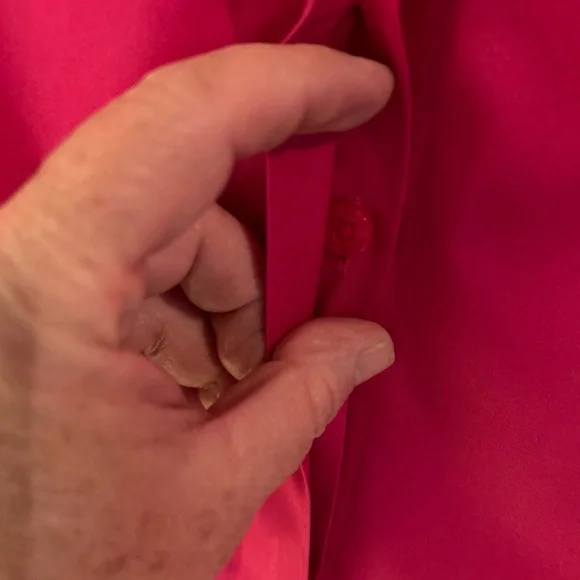 Chico’s No Iron Bright Pink SZ 1/M Button Front Top - Picture 4 of 6